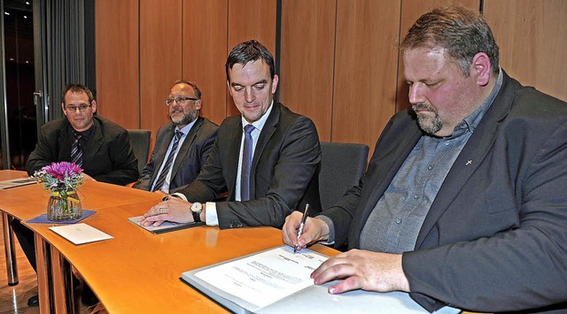 Unterzeichnung des Kooperationsvertrag...uttenmller (links) verfolgt den Akt.   | Foto: Pressebro Schaller
