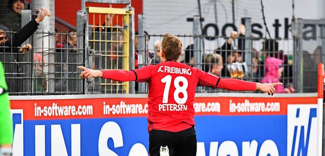 Hat gegen Mainz zwar viel zu tun, Zeit...mmt  sich Nils Petersen aber trotzdem.  | Foto: achim keller