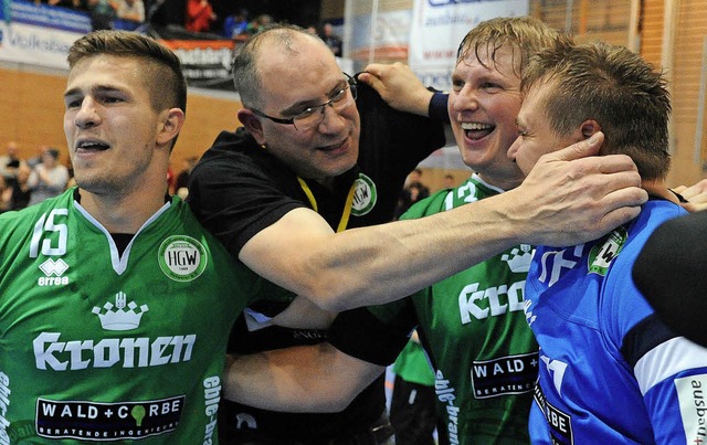 Nach Spielende: Hofweierer Jubel mit  ...ter  Florian Langenbach (von links).   | Foto: Pressebro Schaller