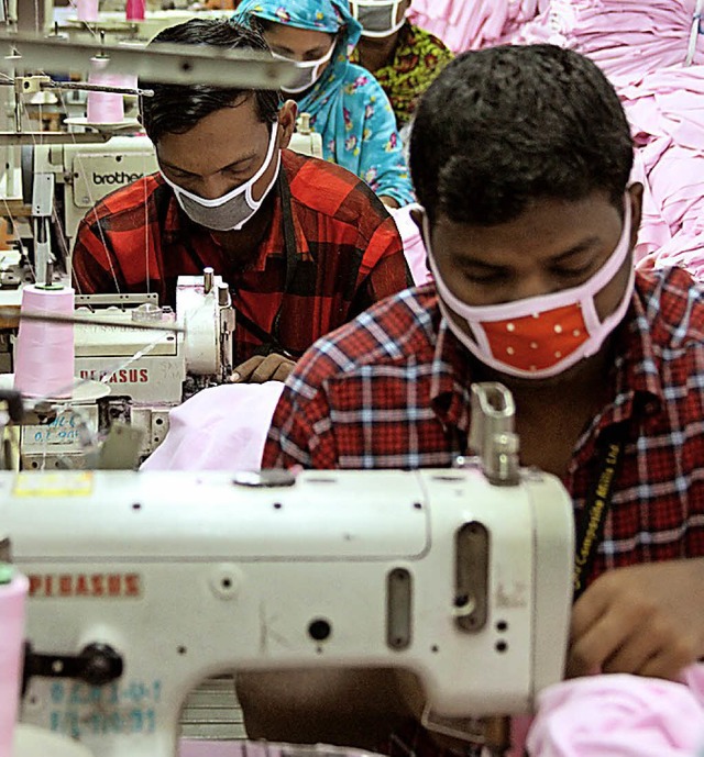 Die Arbeitsbedingungen fr Textilarbei...ichen Lndern sollen sich verbessern.   | Foto: dpa