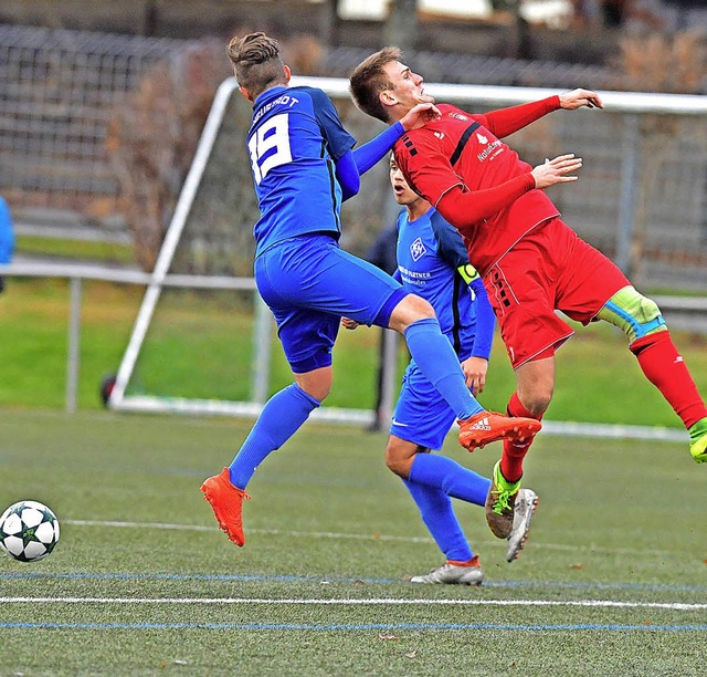 Niklas Eckert (Nr. 19) und Sascha Wald... den Lrracher Strmer Nils Mayer ab.   | Foto: Wolfgangh Scheu