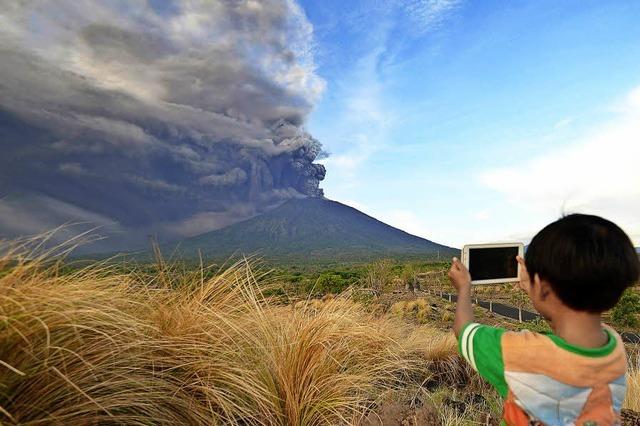 Vulkan auf Bali stt vier Kilometer hohe Rauchsule aus