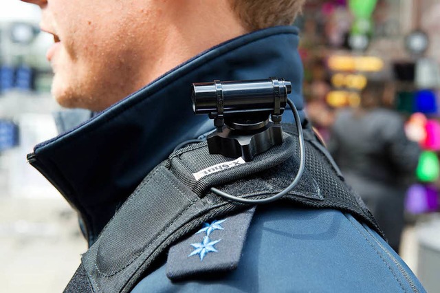 Polizist mit einer Bodycam in der Stuttgarter Innenstadt   | Foto: dpa