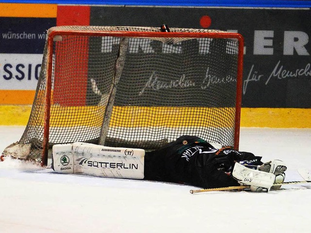 EHC-Torhter Miroslav Hanuljak  liegt ... Flunder vor seinem Tor auf dem Eis.    | Foto: Patrick Seeger