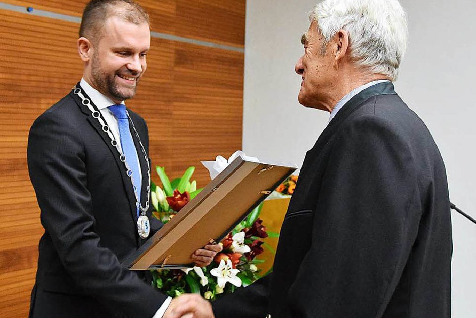 Merzhausens Bürgermeister Christian Ante überreicht Eugen Isaak die Urkunde. (Foto: Andrea Gallien) Merzhausens Bürgermeister Christian Ante überreicht Eugen Isaak die Urkunde. (Foto: Andrea Gallien)