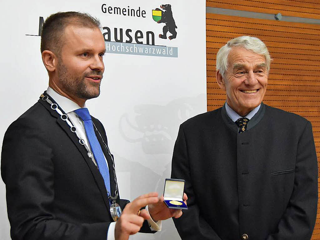 Merzhausens Brgermeister Christian Ante berreicht Eugen Isaak die Medaille.