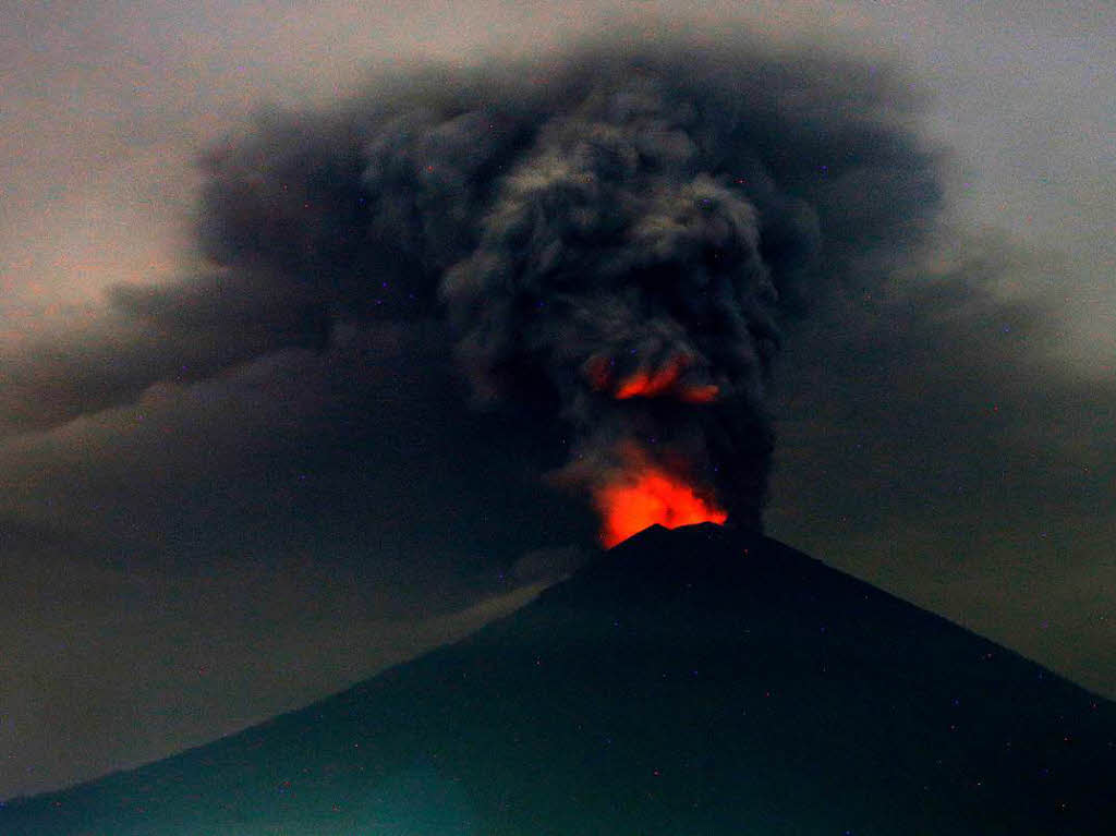 Eine riesige Rauchsule steigt in Karangasem, Bali (Indonesien), ber dem Vulkan Mount Agung auf.
