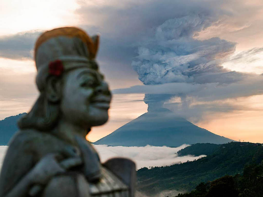 Wegen zunehmender Aktivitt des Vulkans auf der indonesischen Urlaubsinsel Bali haben die Behrden die hchste Alarmstufe ausrufen lassen.