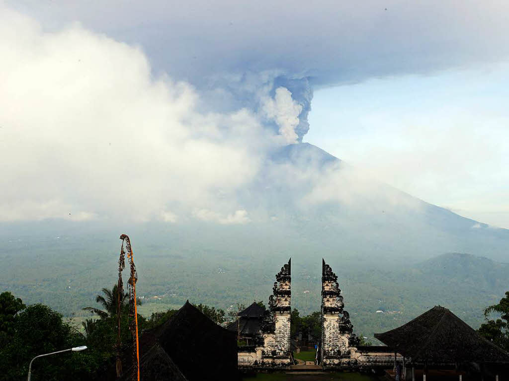 Der Vulkan Gunung Agung (groer Berg) - auch Mount Agung genannt - ist mit 3142 Metern der hchste Berg auf der indonesischen Insel Bali. Indonesien befindet sich auf dem Feuerring um den Pazifischen Ozean, wo viele aktive Vulkane liegen.
