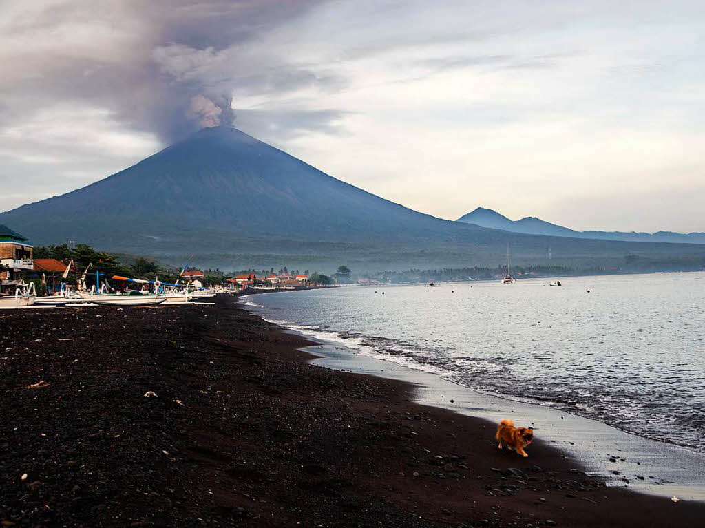 1963, nach 120 Jahren Ruhe, glaubten viele schon, der Vulkan sei erloschen. Der Ausbruch am 17. Mrz 1963 war dann aber gewaltig. Mehr als 1100 Menschen wurden gettet. Mehrere Drfer wurden von Asche und Lava begraben.