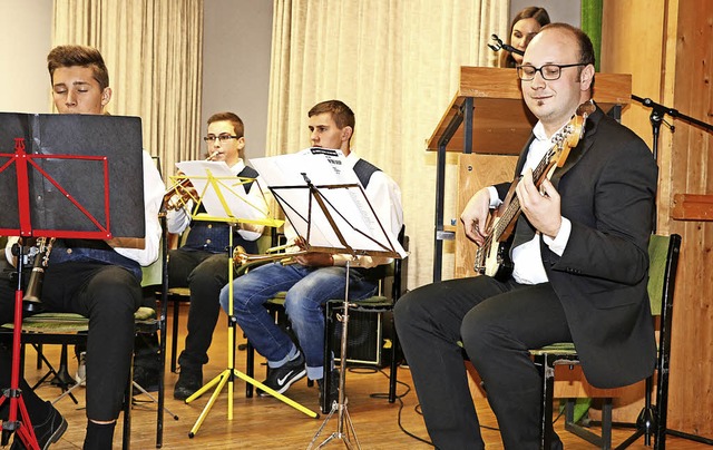 Der Jugendkapelle fehlt eine Tuba. Dir...n aus dieser bemerkenswerten Position.  | Foto: Martha Weishaar