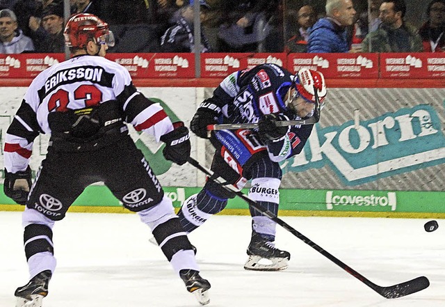 William Acton (rechts) ist mit elf Tor... Spieler der Schwenninger Wild Wings.   | Foto: Dieter Reinhardt