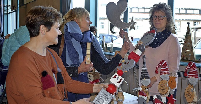 Liebevoll gefertigte Bastelarbeiten wa...er beim Adventsmarkt der Lebenshilfe.   | Foto: Liane Schilling