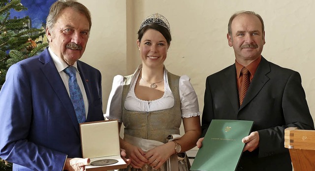 Der geehrte Norbert Weber (links) mit ...sident des Badischen Weinbauverbandes.  | Foto: A. Huber