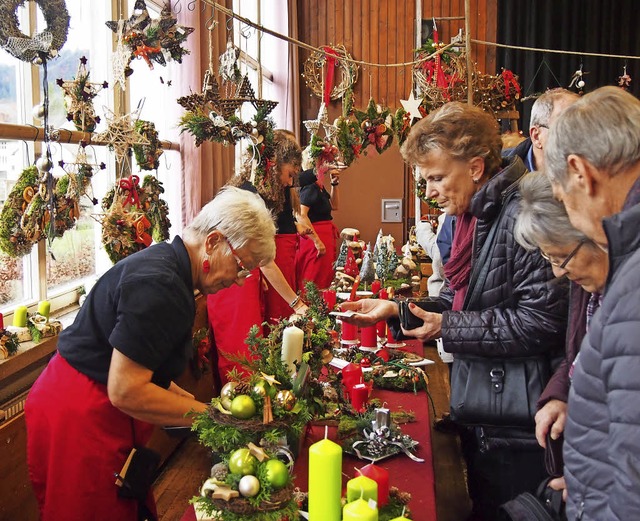 Adventsbasar in Weitenau: Reienden Ab...g in der Festhalle zum Verkauf anbot.   | Foto: Gabi Poppen