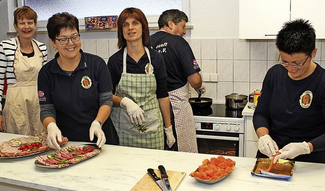 Etliche fleiige Helfer waren gefragt,...hstck fr 75 Personen vorzubereiten.   | Foto: Gert Brichta