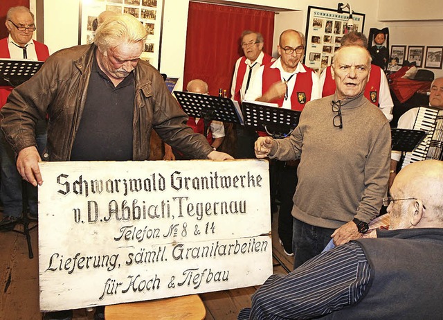 Wolfgang Lietz (links), Mitglied des K...chten mit bekannten Liedern Stimmung.   | Foto: Heiner Fabry