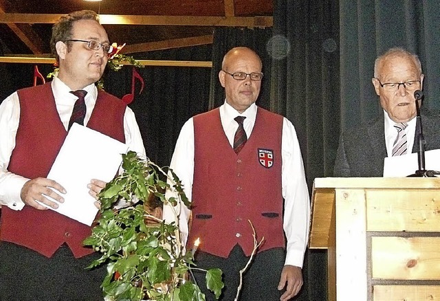 Georg Mayer ehrt Achim Fehr und Christ...(rechts) fr langjhrige Vereinstreue.  | Foto: Hartwig Kluge