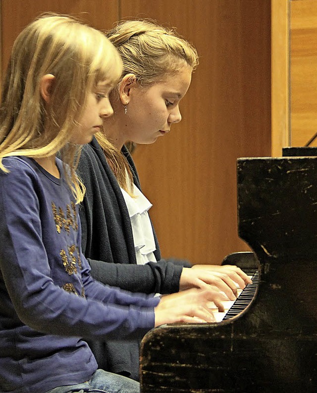 Nele Freiensehner und Alina Libor vierhndig am Klavier.   | Foto: Aaron Hohenfeld