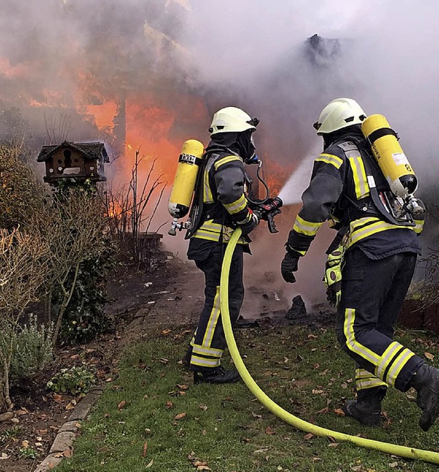Nur mit Atemschutz konnten sich die Wehrleute dem Brandobjekt nhern.   | Foto: Feuerwehr Kandern