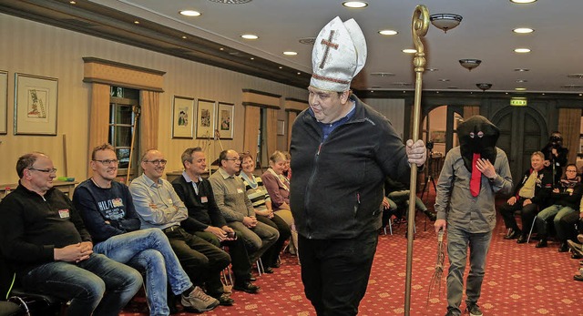 Auch das Wrdevolle Schreiten eines Nikolaus muss gelernt sein.  | Foto: Sandra Decoux-Kone