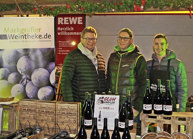 Drei Generationen an dem Stand, nach  ...Markgrfler Weintheke, und Enkel Mike.  | Foto: Rolf Rhein