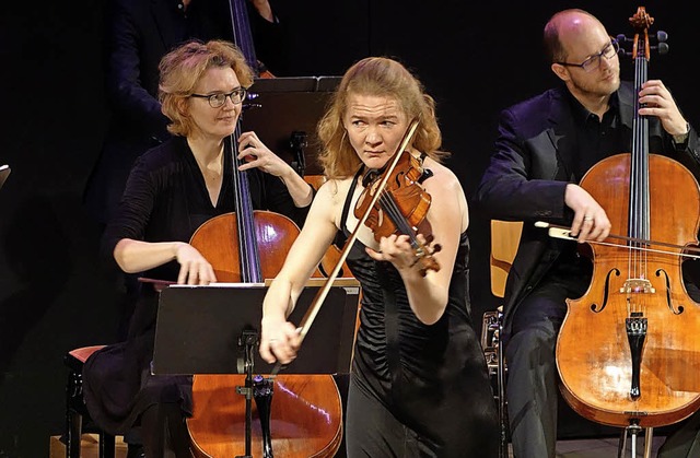 Das Kammerorchester mit  Solistin Susanne von Gutzeit   | Foto: Frey