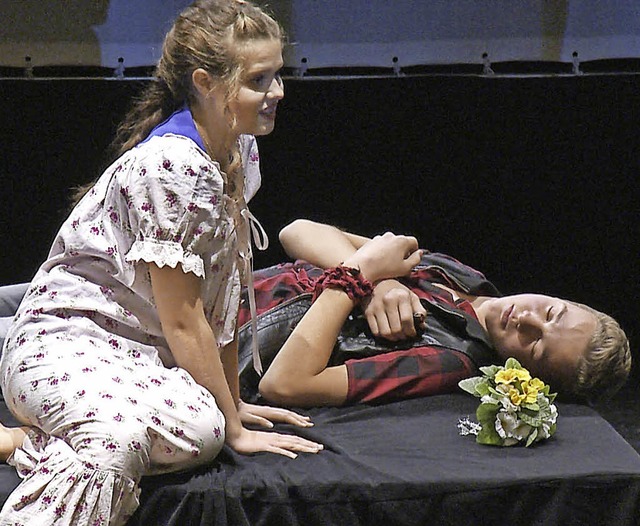 Amelie Brsig als Julia erwacht aus ih...er Rummel als den  toten Romeo liegen.  | Foto: Werner Harter