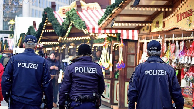 Polizisten patrouillieren ber den Weihnachtsmarkt am Berliner Breitscheidplatz.  | Foto: AFP