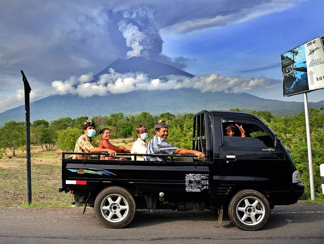 Balinesen vor dem  Vulkan Mount Agung   | Foto: afp
