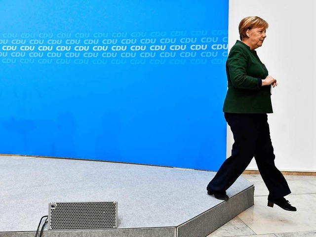 Kanzlerin Angela Merkel verlsst die B...r Pressekonferenz am Montag in Berlin.  | Foto: AFP