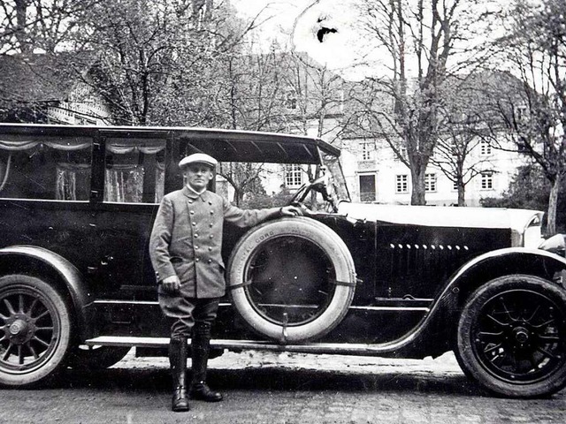 Firmengrnder Alfred Rast mit einem seiner Busse  | Foto: Rast Reisen