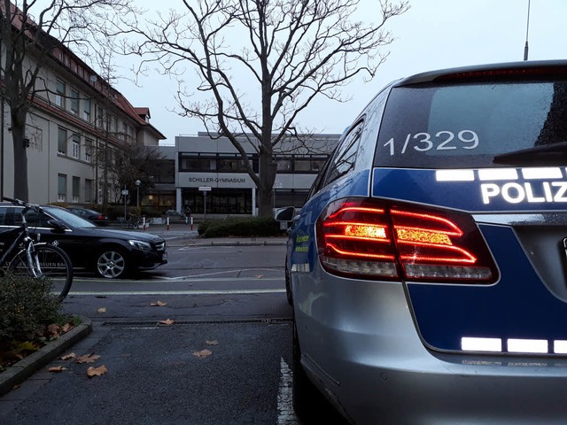 Die Polizei bewachte die Eingnge zum Schulgebude in Offenburg.  | Foto: Helmut Seller