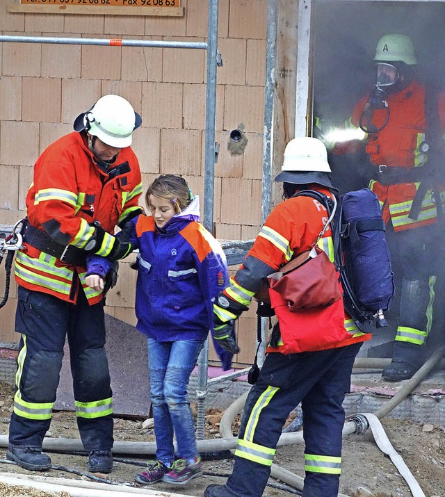 Atemschutztrger der Feuerwehr  dringe...kts  und bergen festsitzende Personen.  | Foto: Andreas Mahler