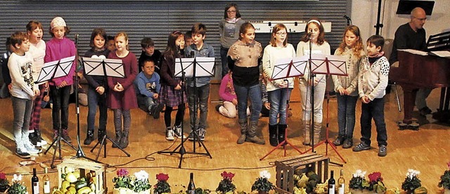 Der Herbolzheimer Grundschul-Kindercho...im Seniorennachmittag in Tutschfelden.  | Foto: Reiner Merz