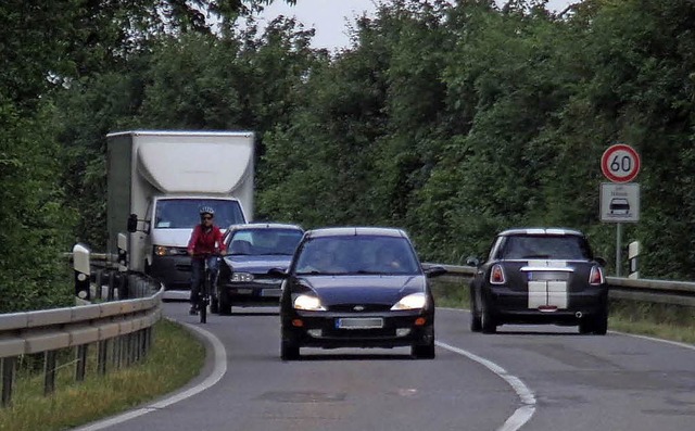 Gefhrlich fr Radler:  die Strae von...fr einen Radweg samt Brcke beginnen.  | Foto: Mllerleile