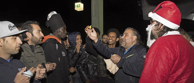 Viel Spa hatten die Flchtlinge beim ...Rainer Hiss organisierte eine Tombola.  | Foto: Volker Mnch