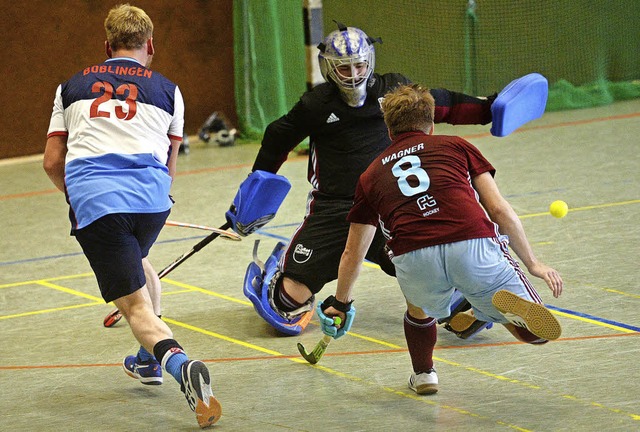 Spielertrainer Tobias Wagner trifft zw...mmt hier aber nicht am Keeper vorbei.   | Foto: Seeger