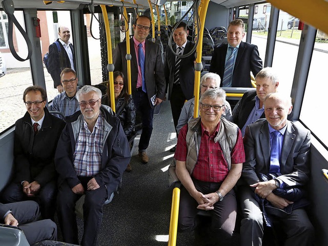 Diese Probefahrt war im April 2015 Auftakt zu neuen Riedbuslinie.  | Foto: Christoph Breithaupt