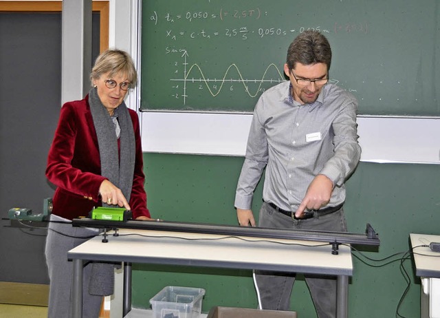 Mit Hilfe digitaler Technik Physik bes...d Volker Rosenstiel (von rechts) aus.   | Foto: R. Ruther