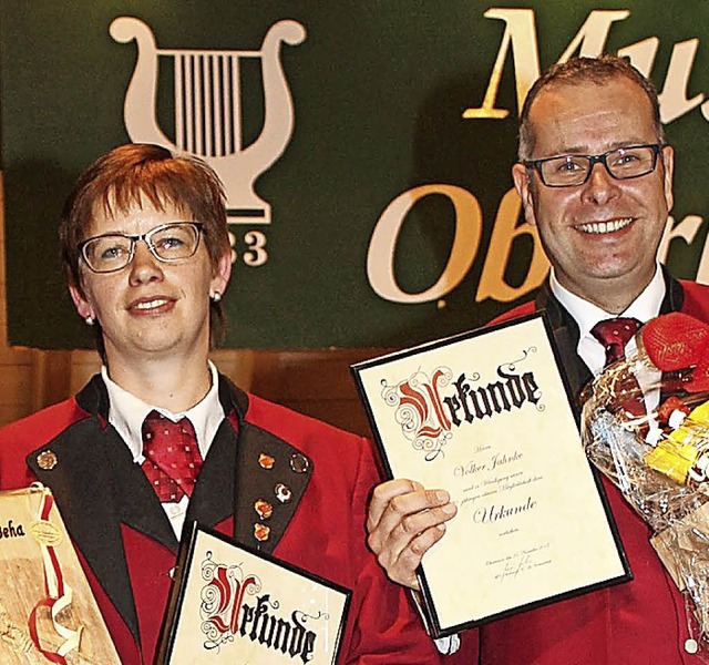 Birgit Beha und Volker Jahnke mit ihren Auszeichnungen.   | Foto: Brichta