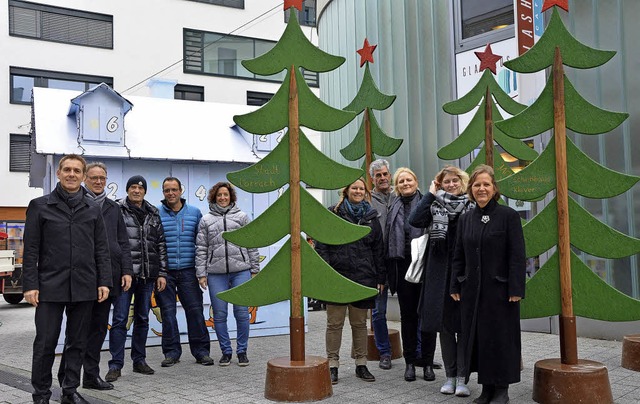 Anlieger, Sponsoren und Stadtverwaltun...ch auf den Lrracher Adventskalender.   | Foto: Barbara Ruda