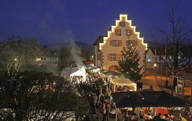 Beim Alten Rathaus in Friesenheim grup...die wieder die Weihnachtsmarktstnde.   | Foto: Gemeinde