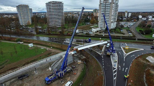 Teile der Ortenau-Brcke werden eingebaut.  | Foto: Landesgartenschau GmbH