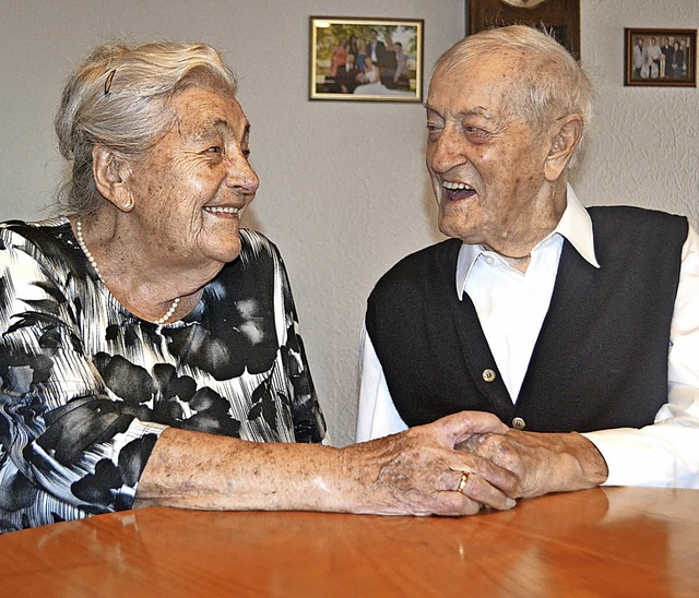 Seit 70 Jahren verheiratet: Rosa und Emil Baumgartner.   | Foto: Paul Berger