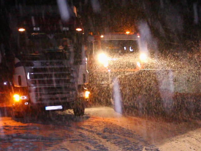 Auf der B317 waren einige Laster den Schneemassen nicht gewachsen.  | Foto: kamera24
