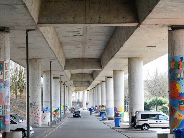 Blick unter die Brcke, auf der die Autobahn A5 nach Basel fhrt.  | Foto: Hannes Lauber