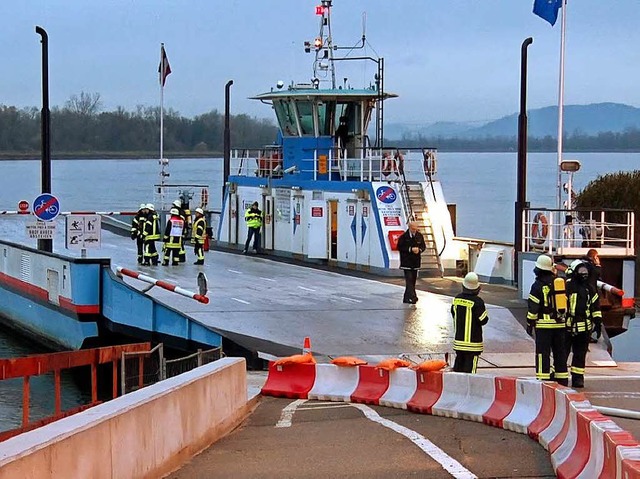 Einsatz der Feuerwehr auf der Rheinfhre.  | Foto: kamera24