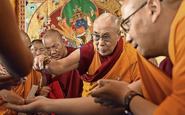 Den Dalai Lama, hier beim Streuen eine...er auf einer Himalaya-Tour begleitet.   | Foto: m.Bauer