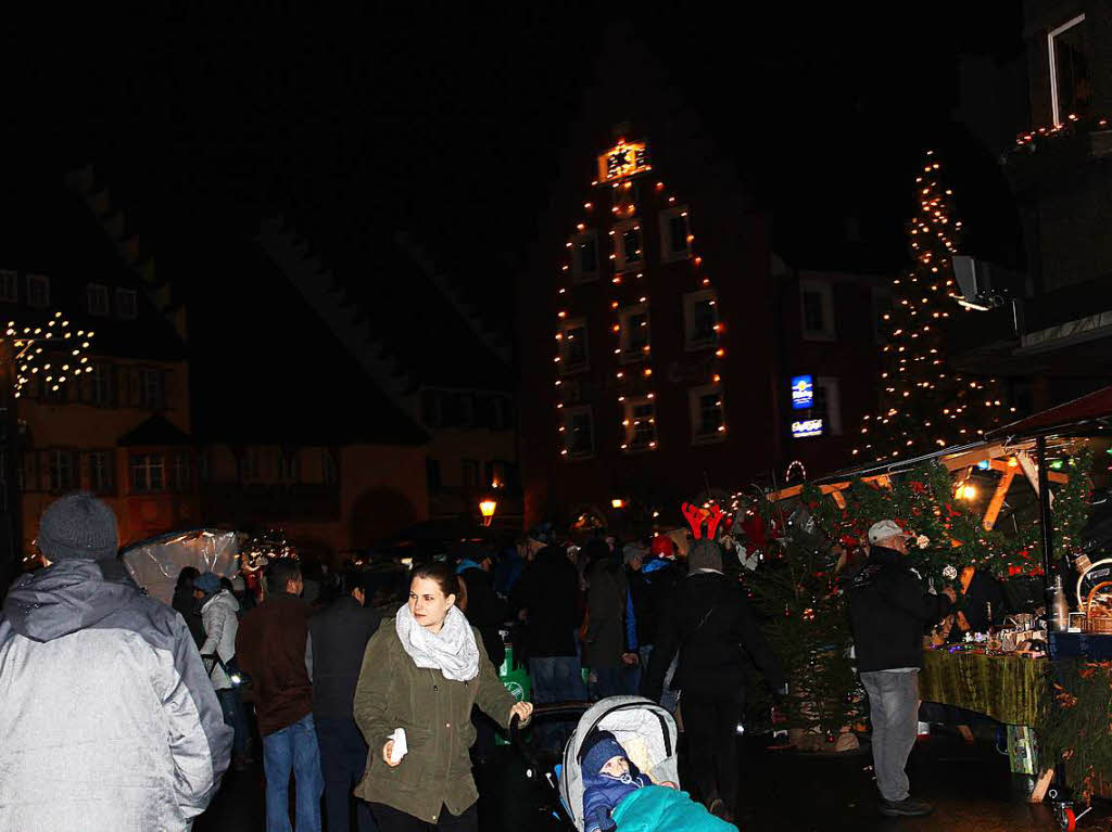 Auf dem Nikolausmarkt vor dem Maienlnder Tor reihten sich 32 Stnde von Vereinen, gewerbliche und private Anbieter, die berwiegend selbst gemachte Geschenkartikel und kulinarische Kstlichkeiten anboten